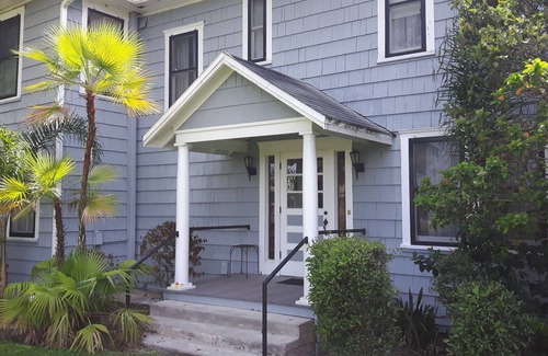 Winter Haven House | Inviting Lakefront Grove House with Kitchen Amenities