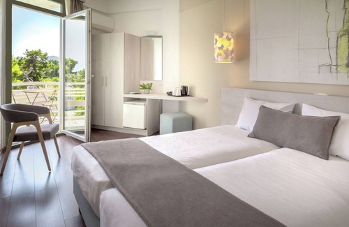 Drepano Hotel | Discover The Grove Seaside Hotel with Ocean Views & Pool