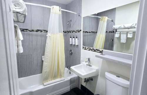 Central San Pedro Hotel | Cozy Stay at The Guest Harbor Inn - San Pedro's Gem