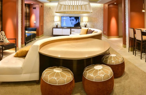 Whitehaven Hotel | Explore The Guest House at Graceland with Pool & Spa Access