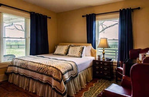 Paris Bed & Breakfast | Elegant Stay at The Guesthouse with Breakfast Included