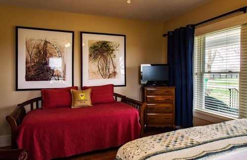 Paris Bed & Breakfast | Elegant Stay at The Guesthouse with Breakfast Included