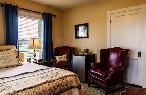 Paris Bed & Breakfast | Elegant Stay at The Guesthouse with Breakfast Included