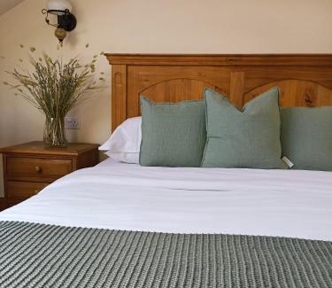 Nantgarw Hotel | Gwaelod y Garth Inn: Pet-Friendly Retreat with Top Reviews