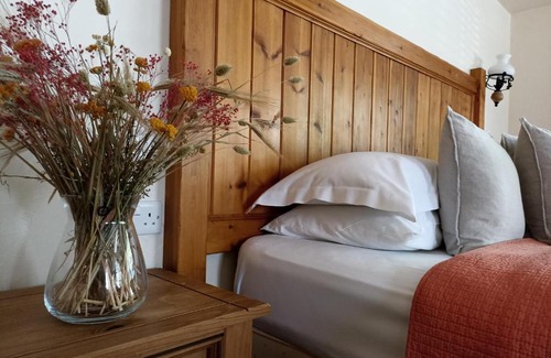 Nantgarw Hotel | Gwaelod y Garth Inn: Pet-Friendly Retreat with Top Reviews