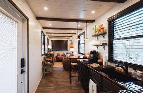 Waco House | New Container Home, 12 Min to Magnolia - Rated 9.3/10