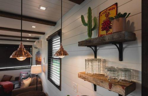 Waco House | New Container Home, 12 Min to Magnolia - Rated 9.3/10