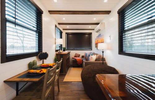 Waco House | New Container Home, 12 Min to Magnolia - Rated 9.3/10