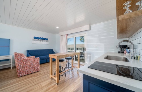 Rockwell Hotel | Discover The Hamilton: Lakefront Suites with Kitchen & Breakfast