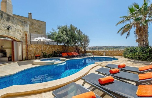 Ta' Għammar Villa | Discover The Hamlet 2 Holiday Home: Guest Rated 9.8