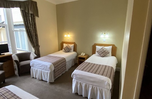 Llangollen Hotel | Discover The Hand Hotel: Family-Friendly with Restaurant & Breakfast