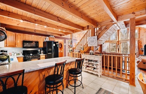 Warren Cabin | Discover The Hansberry Cabin: Nature Retreat with Trails