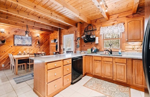 Warren Cabin | Discover The Hansberry Cabin: Nature Retreat with Trails