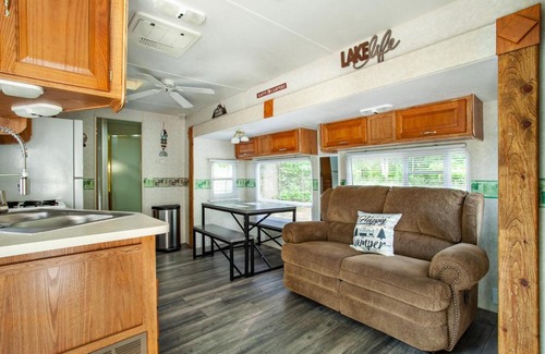 Dandridge House | Serene Stay at The Happy Camper - Pet and Child Friendly