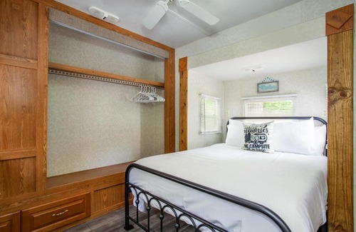 Dandridge House | Serene Stay at The Happy Camper - Pet and Child Friendly