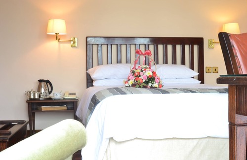 Harare Hotel | Relax at The Harare Club with Breakfast & Family Amenities