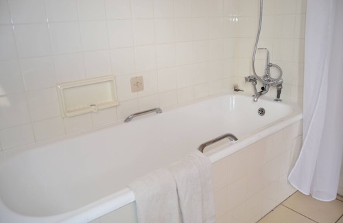 Harare Hotel | Relax at The Harare Club with Breakfast & Family Amenities