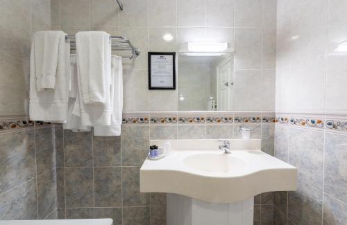 Buncrana Hotel | Experience The Harbour Inn: Oceanfront Bliss Awaits!