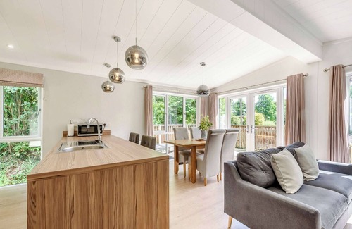 Narberth Ski Chalet | Family-Friendly 2 Bedroom Retreat Near Tenby, Narberth