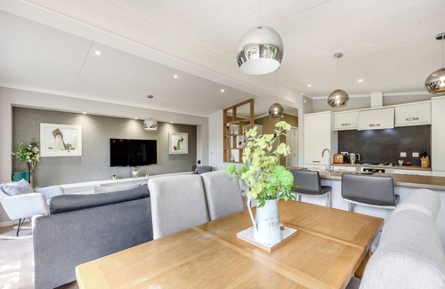 Narberth Ski Chalet | Family-Friendly 2 Bedroom Retreat Near Tenby, Narberth