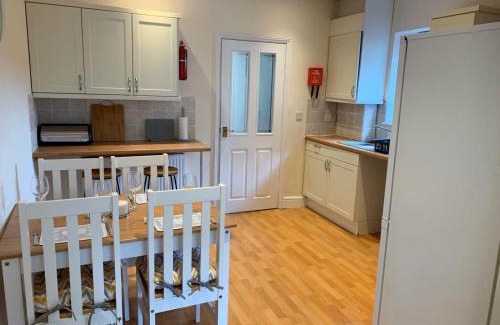Salisbury Apartment | Explore The Hart of Salisbury: Pet-Friendly & Breakfast Included