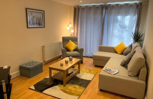 Salisbury Apartment | Explore The Hart of Salisbury: Pet-Friendly & Breakfast Included