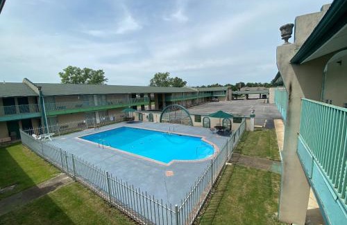 Parsons Hotel | Budget-Friendly Stay at Canterbury Inn & Suites with Pool