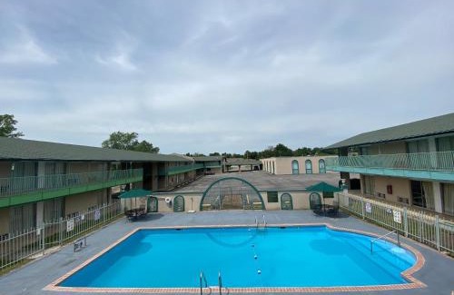 Parsons Hotel | Budget-Friendly Stay at Canterbury Inn & Suites with Pool