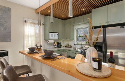 Martinez Park House | Explore The Hattie House in Old Town – Ideal for Travelers!