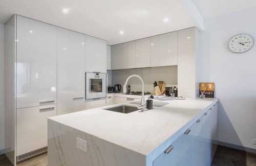Docklands Apartment | Discover The Haven at Victoria Harbour: Parking & Kitchen