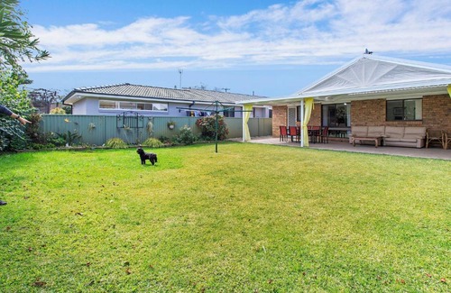 Shoalhaven Heads House | Pet-Friendly Haven with Family Amenities and 7/10 Reviews