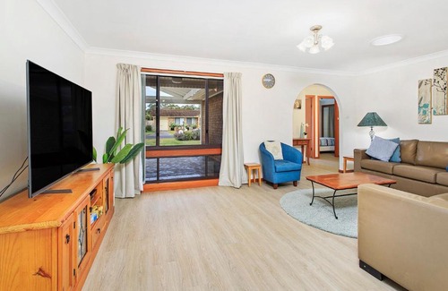 Shoalhaven Heads House | Pet-Friendly Haven with Family Amenities and 7/10 Reviews