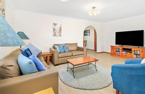 Shoalhaven Heads House | Pet-Friendly Haven with Family Amenities and 7/10 Reviews