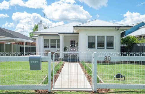 Dubbo House | Discover The Haven: BBQ, Firepit & Pet-Friendly Comfort