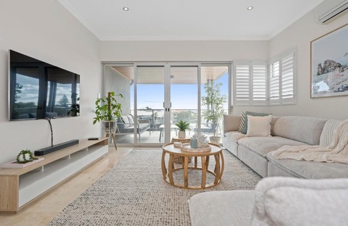 Halls Head House | Family-Friendly Haven on Blue Bay with Top Guest Ratings