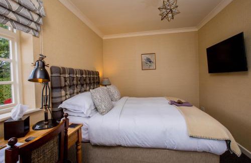 Amport Hotel | Discover The Hawk Inn: Pet-Friendly Getaway with Breakfast