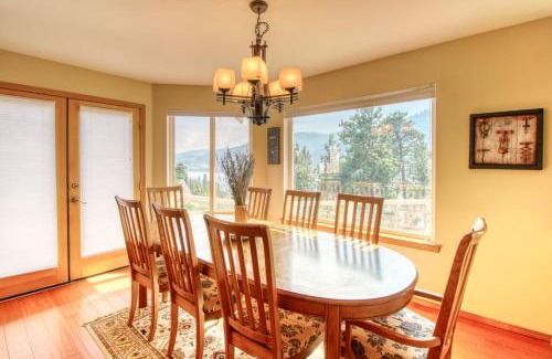 Helios Hills House | Discover The Hawks Nest: 4-Star Family Retreat with Hot Tub