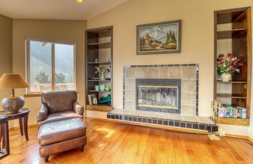 Helios Hills House | Discover The Hawks Nest: 4-Star Family Retreat with Hot Tub