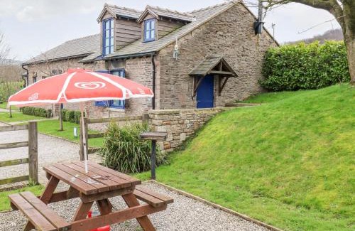 High Peak House | Relax at The Hay Barn: Pet Friendly & 4-Star Comfort