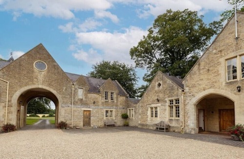 Frome Cottage | Indulge at The Hay Loft, Orchardleigh Estate with Lake Views