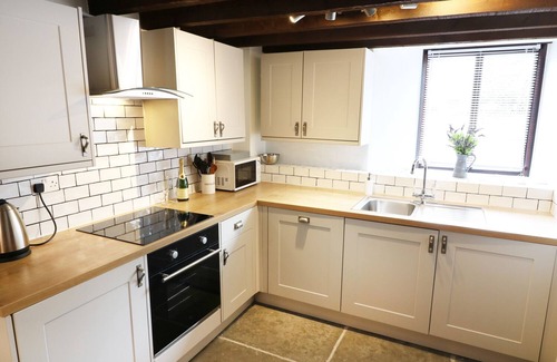Lindale Cottage | Exceptional Stay at The Hayloft with Breakfast & Kitchen