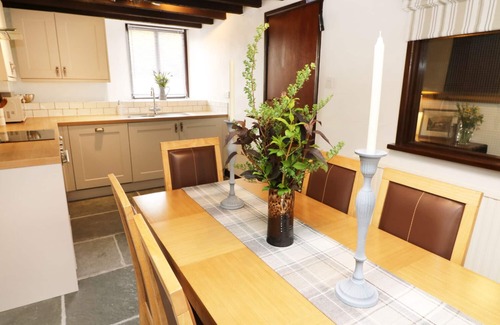 Lindale Cottage | Exceptional Stay at The Hayloft with Breakfast & Kitchen