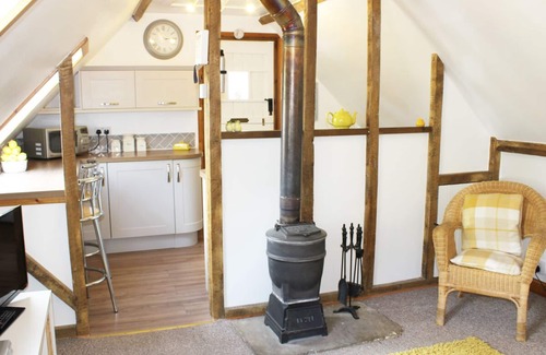 West End Apartment | Cozy Hayloft: Pet Friendly Cottage in Necton Awaits You