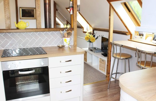West End Apartment | Cozy Hayloft: Pet Friendly Cottage in Necton Awaits You