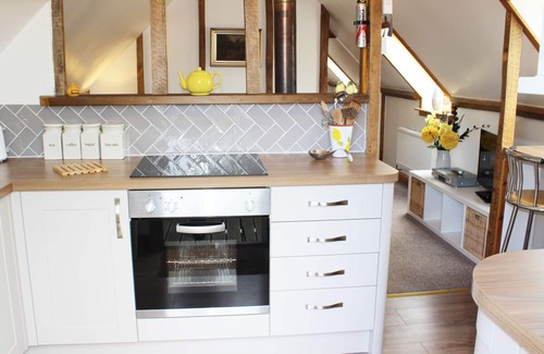 West End Apartment | Cozy Hayloft: Pet Friendly Cottage in Necton Awaits You