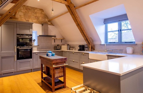 Winchcombe House | Hayloft Retreat: Perfect for Families with Pet-Friendly Perks