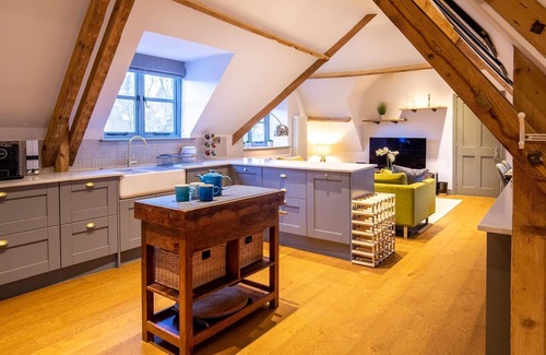 Winchcombe House | Hayloft Retreat: Perfect for Families with Pet-Friendly Perks