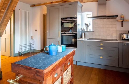 Winchcombe House | Hayloft Retreat: Perfect for Families with Pet-Friendly Perks