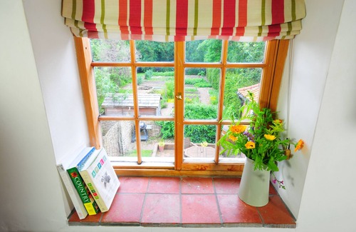 Lincoln House | Warm Retreat at The Hayloft: Pet Friendly & 10/10 Rated