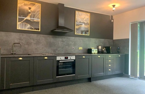 Headingley Apartment | Enjoy The Headingley House Leeds with Hot Tub for 12 Guests